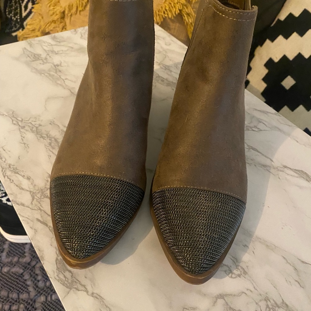 Report boots size 8.5